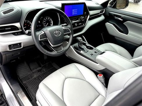 New 2025 Toyota Highlander XLE image 11