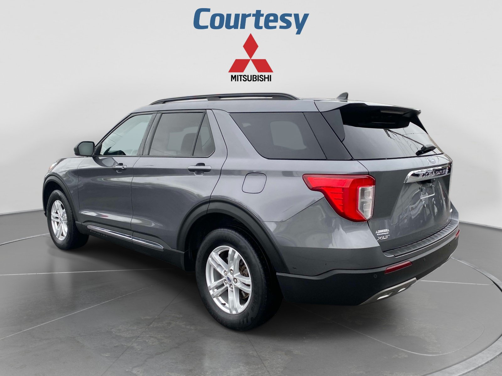 Used 2021 Ford Explorer XLT w/ Equipment Group 202A AWD/4WD image 4