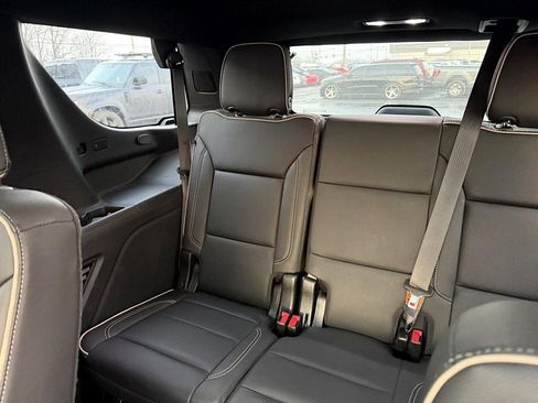 Used 2023 GMC Yukon SLT w/ SLT Luxury Package image 8