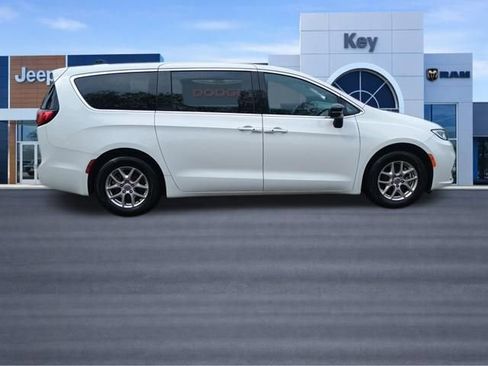 Used 2024 Chrysler Pacifica Touring FWD image 7