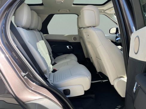 Used 2025 Land Rover Discovery S image 13