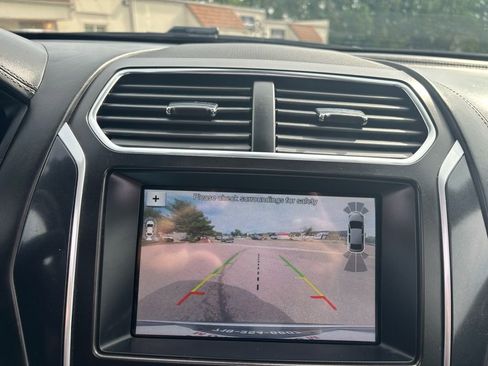 Used 2018 Ford Explorer Platinum image 17