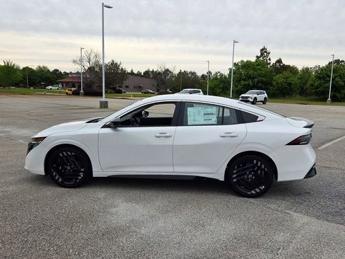New 2026 Nissan Sentra SR w/ SR Premium Package FWD image 4
