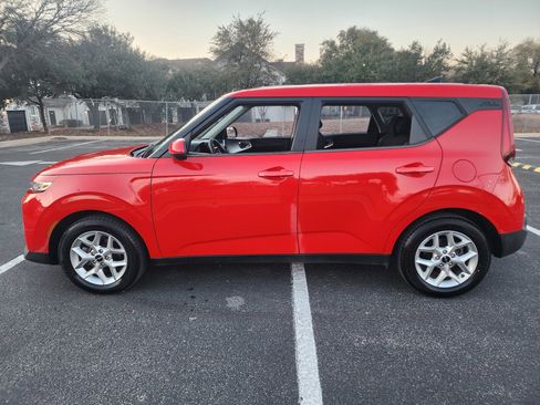 Used 2022 Kia Soul LX w/ Technology Package image 4