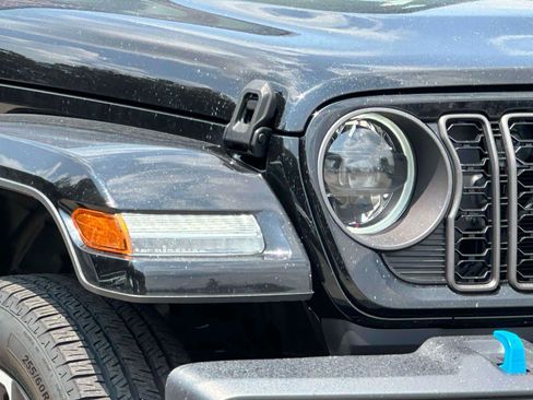 Used 2024 Jeep Wrangler Unlimited w/ Convenience Group AWD/4WD image 8