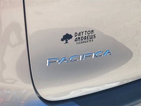 Certified 2018 Chrysler Pacifica Touring-L image 12
