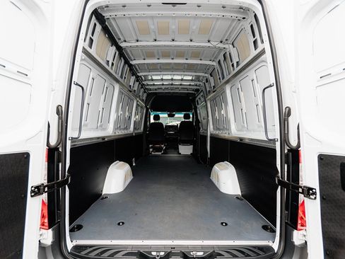 Used 2024 Mercedes-Benz Sprinter 2500 image 25