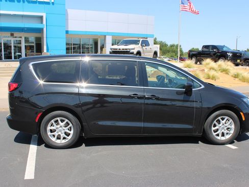 Used 2023 Chrysler Voyager LX FWD image 9
