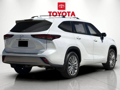 New 2026 Toyota Highlander Platinum AWD/4WD image 3