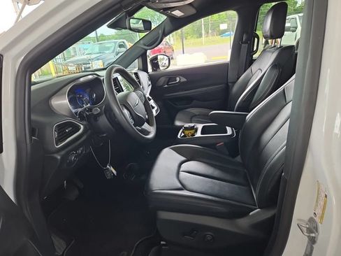 Used 2025 Chrysler Pacifica Select FWD image 14