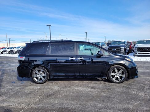 Used 2015 Toyota Sienna SE image 2