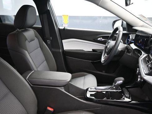 Used 2025 Chevrolet Trax LT w/ LT Convenience Package image 14