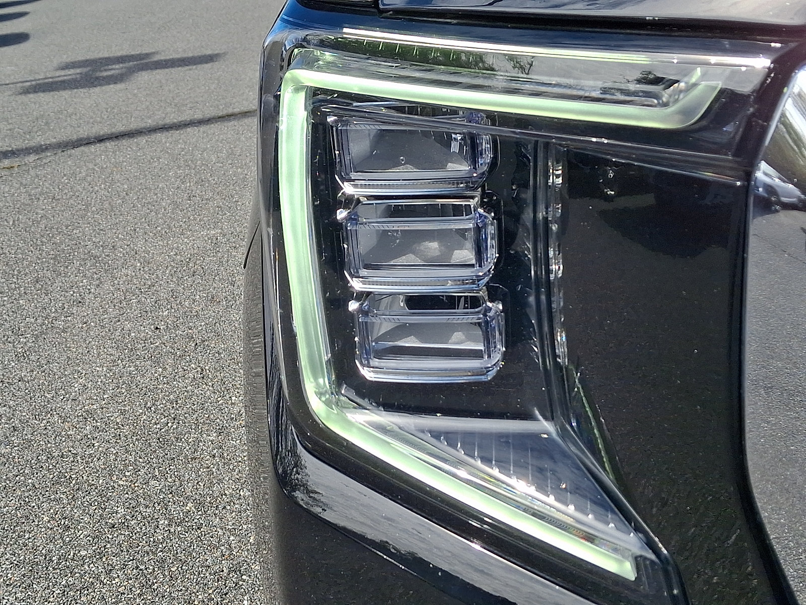 Used 2024 GMC Yukon SLE AWD/4WD image 9