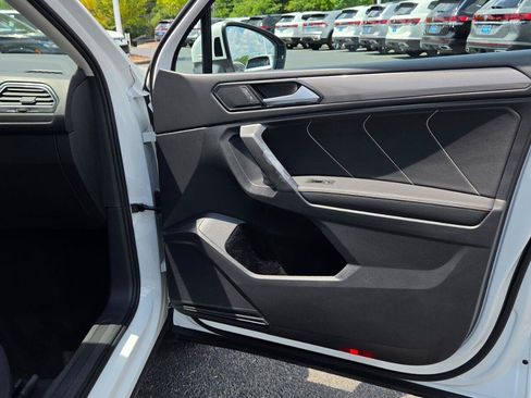 Certified 2022 Volkswagen Tiguan SE w/ Panoramic Sunroof Package FWD image 47