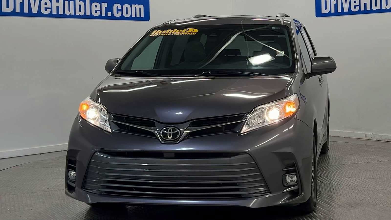 Used 2019 Toyota Sienna XLE w/ XLE Navigation Package FWD image 3