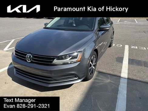 Used 2017 Volkswagen Jetta SE FWD image 2