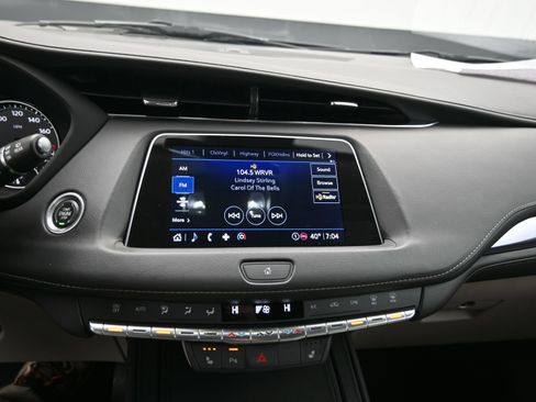 Used 2023 Cadillac XT4 Luxury w/ Cold Weather Package image 18