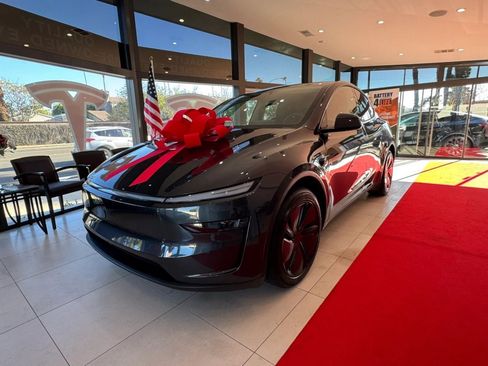 Used 2026 Tesla Model Y AWD image 12