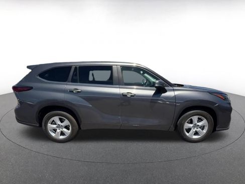 Used 2025 Toyota Highlander LE FWD image 16