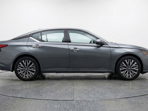 Used 2025 Nissan Altima 2.5 SV image 11