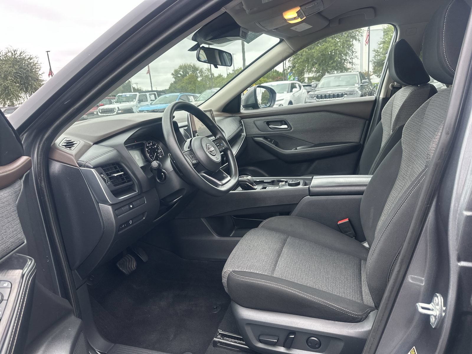 Used 2023 Nissan Rogue SV AWD/4WD image 16