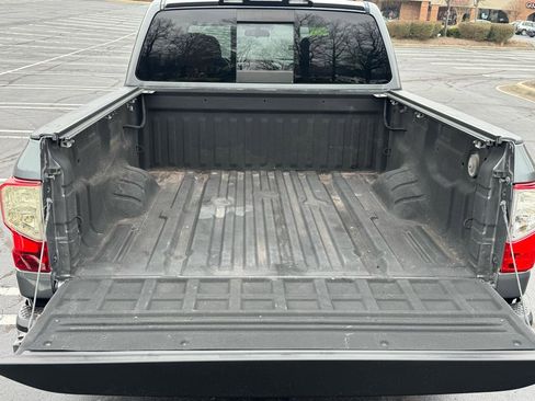 Used 2017 Nissan Titan SV RWD image 5