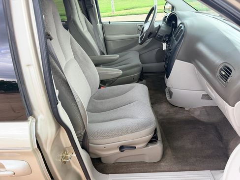 Used 2005 Dodge Caravan SXT FWD image 11