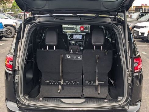 Certified 2021 Chrysler Pacifica Touring-L w/ S Appearance Package image 27