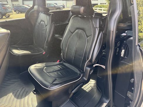 Used 2022 Chrysler Pacifica Limited w/ Uconnect Theater Family Group image 25