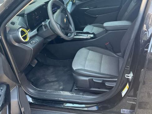 Used 2025 Chevrolet Trax LT FWD image 11