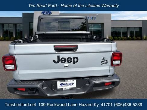 Used 2022 Jeep Gladiator Overland AWD/4WD image 6