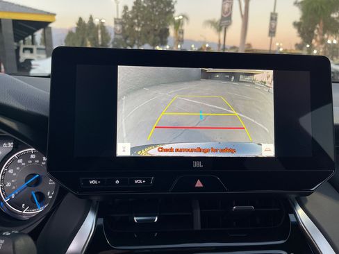 Used 2024 Toyota Venza XLE image 20