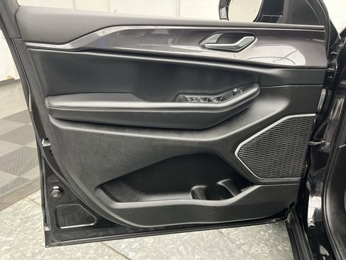 Used 2022 Jeep Grand Cherokee Altitude image 6