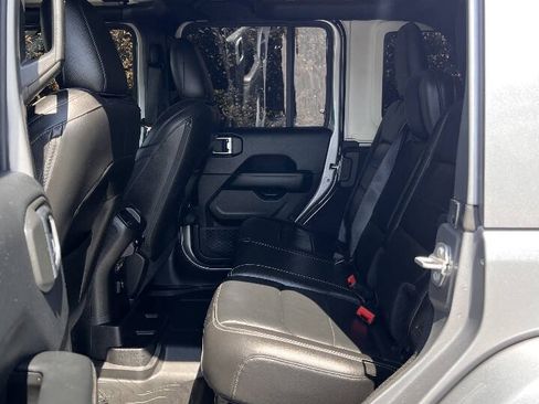 Used 2018 Jeep Wrangler Unlimited Sahara AWD/4WD image 15