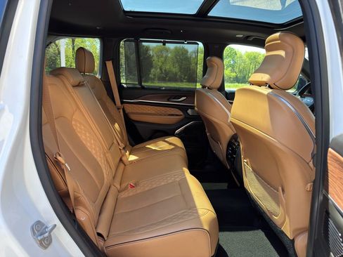 Used 2022 Jeep Grand Cherokee Summit w/ Luxury Tech Group V AWD/4WD image 33