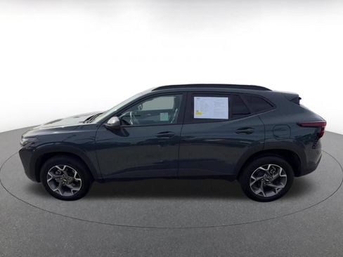 Used 2025 Chevrolet Trax LT FWD image 9