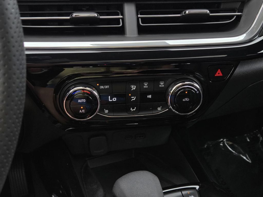 Used 2024 Chevrolet Trax RS w/ Sunroof Package FWD image 20