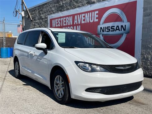 Used 2022 Chrysler Voyager LX FWD image 1