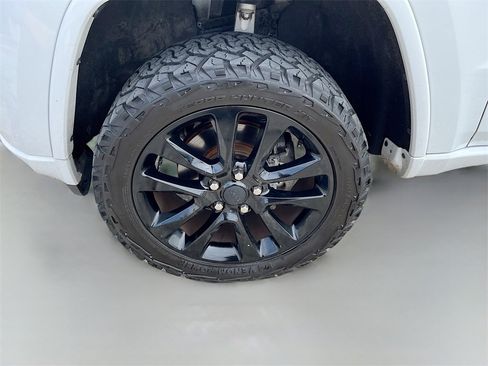 Used 2017 Jeep Grand Cherokee Altitude image 31