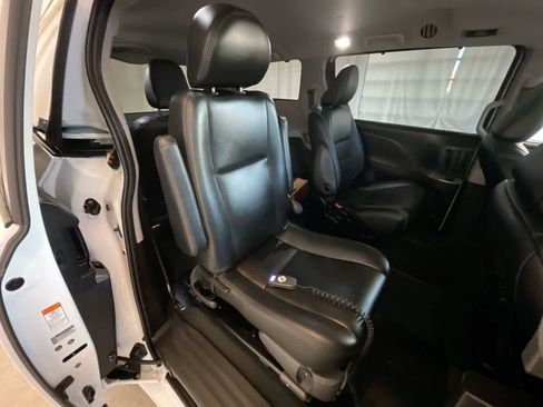 Used 2020 Toyota Sienna SE w/ SE Preferred Package image 32