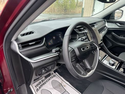 Used 2023 Jeep Grand Cherokee Laredo w/ Luxury Tech Group I AWD/4WD image 20