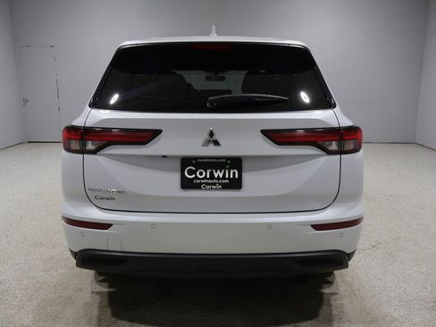 Used 2023 Mitsubishi Outlander ES AWD/4WD image 3