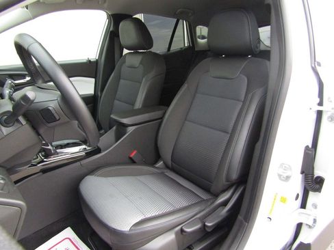 Used 2025 Chevrolet Trax LT w/ LT Convenience Package FWD image 17