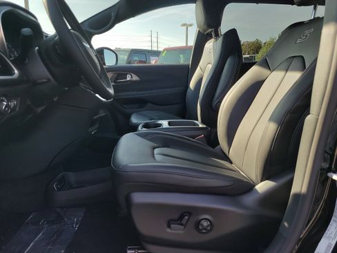 New 2026 Chrysler Pacifica Select image 15
