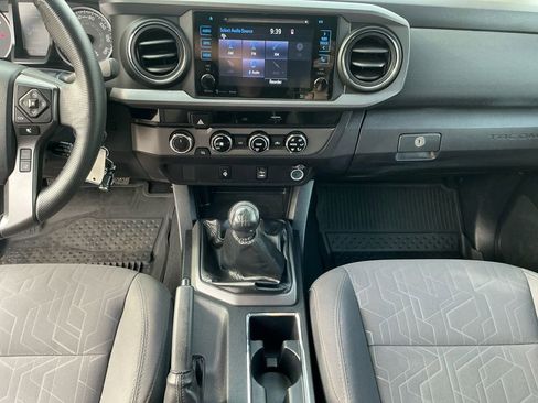 Used 2018 Toyota Tacoma TRD Sport image 12