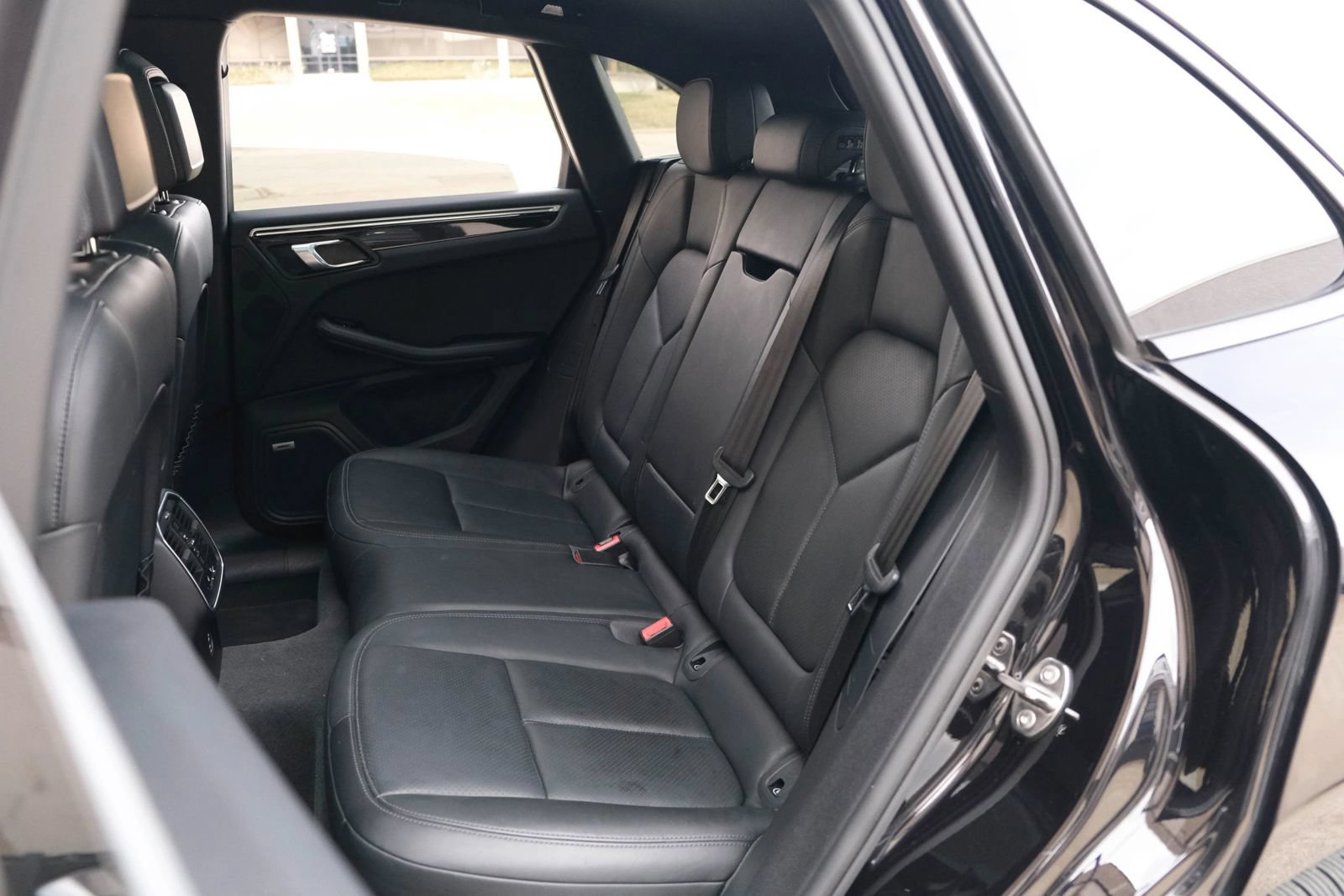 Used 2022 Porsche Macan w/ Premium Package Plus AWD/4WD image 27