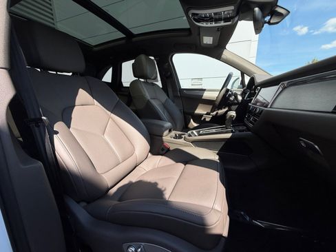 Certified 2025 Porsche Macan AWD/4WD image 22
