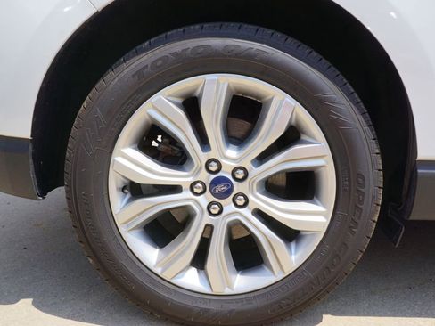 Used 2020 Ford Edge Titanium image 3