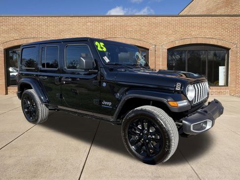 Used 2025 Jeep Wrangler Unlimited Sahara AWD/4WD image 1