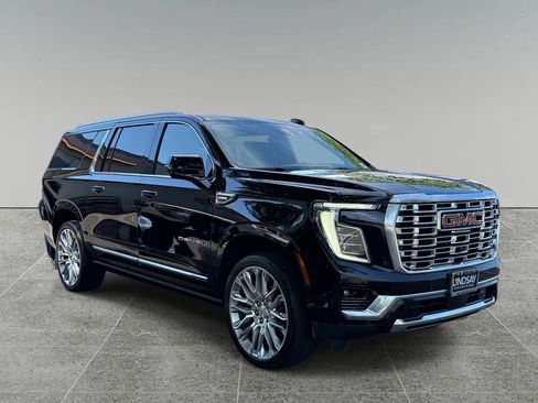 Used 2025 GMC Yukon XL Denali w/ Denali Reserve Package AWD/4WD image 9